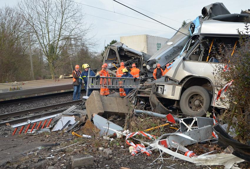 Schwerer VU Bus Zug Düsseldorf P126.JPG